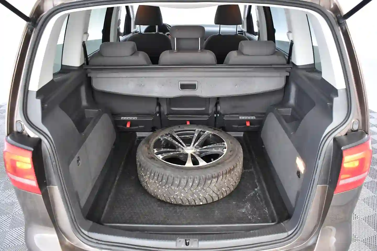 Car Image - 4nSPRrwj5JGnc6v37TbOy4