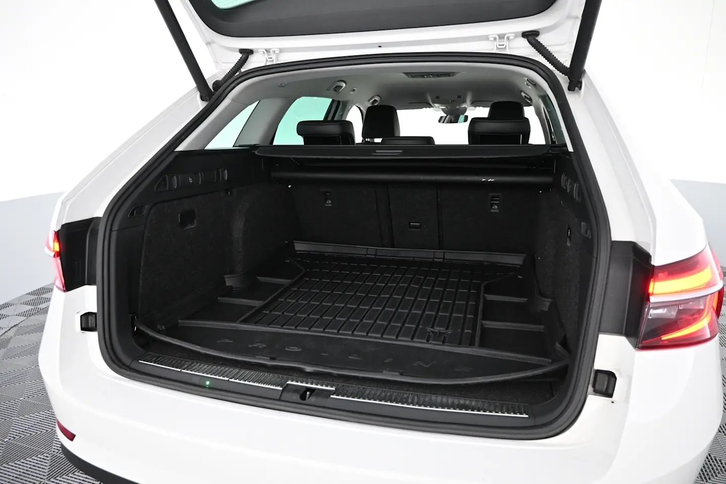 Car Image - 1hTWXRO9i0JH1CttTJJFt3