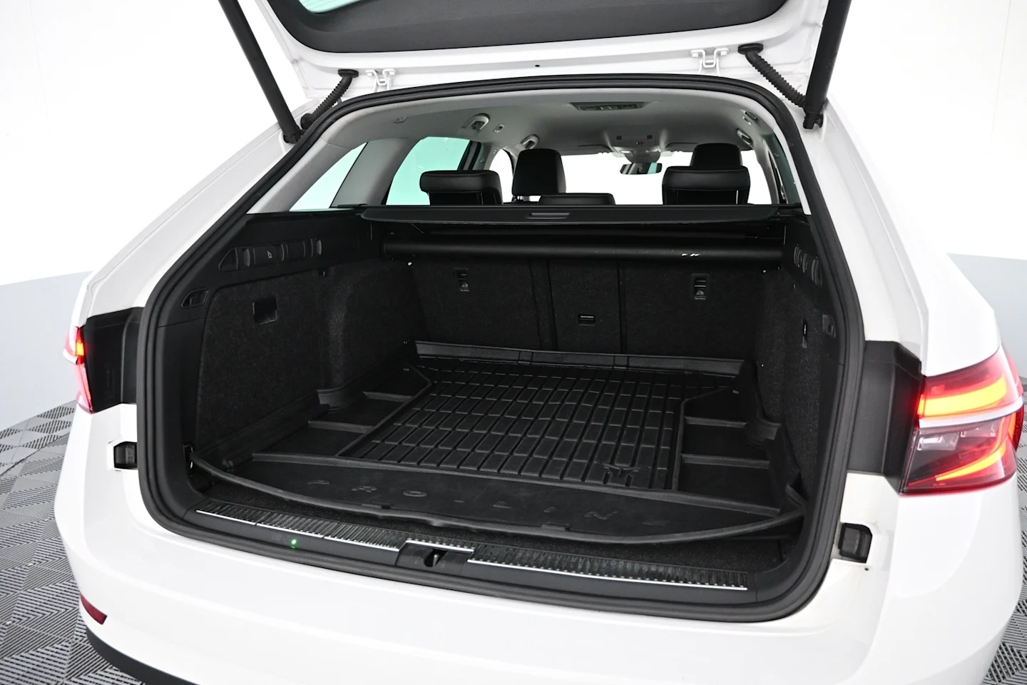 Car Image - 1hTWXRO9i0JH1CttTJJFt3