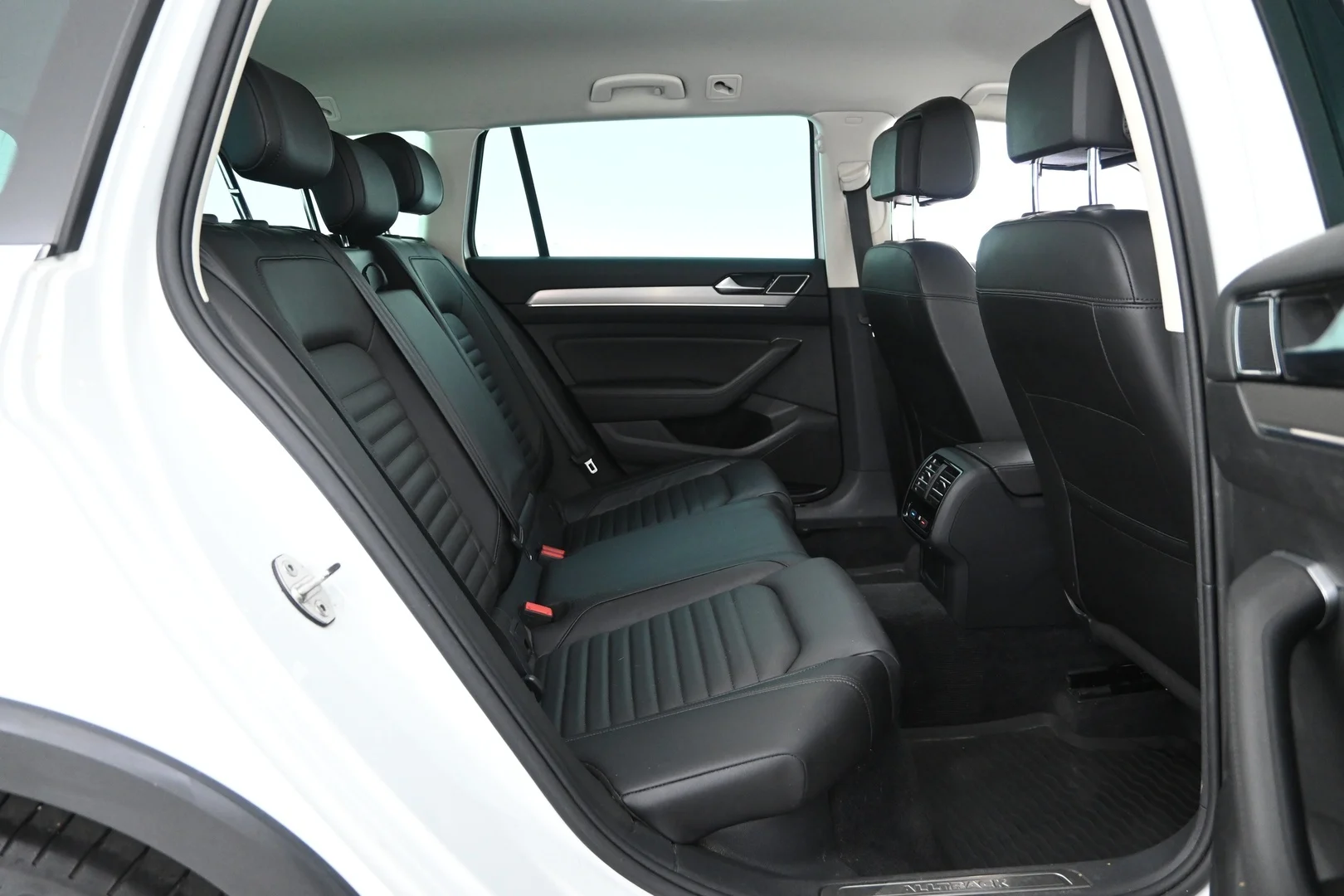 Car Image - 5ggqdE5MUogeGuSrrj2BiC