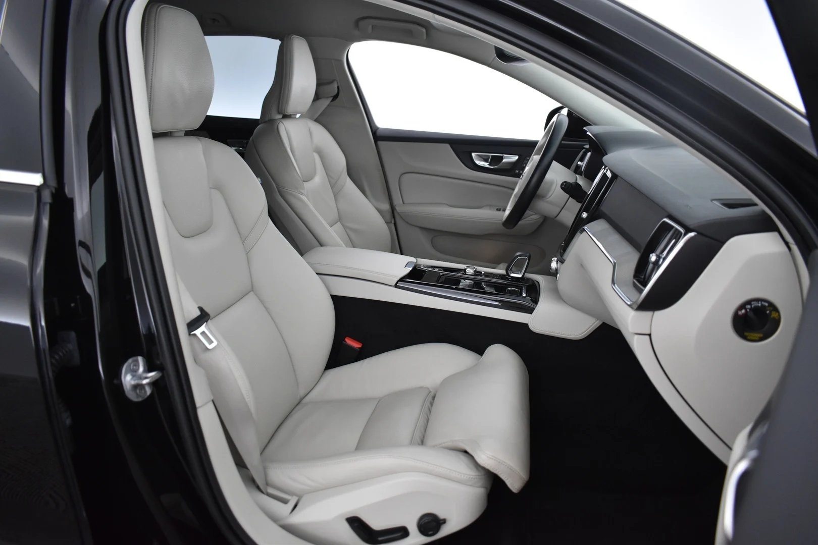 Car Image - 4WnqqSWH00hcIwQev0c6mD