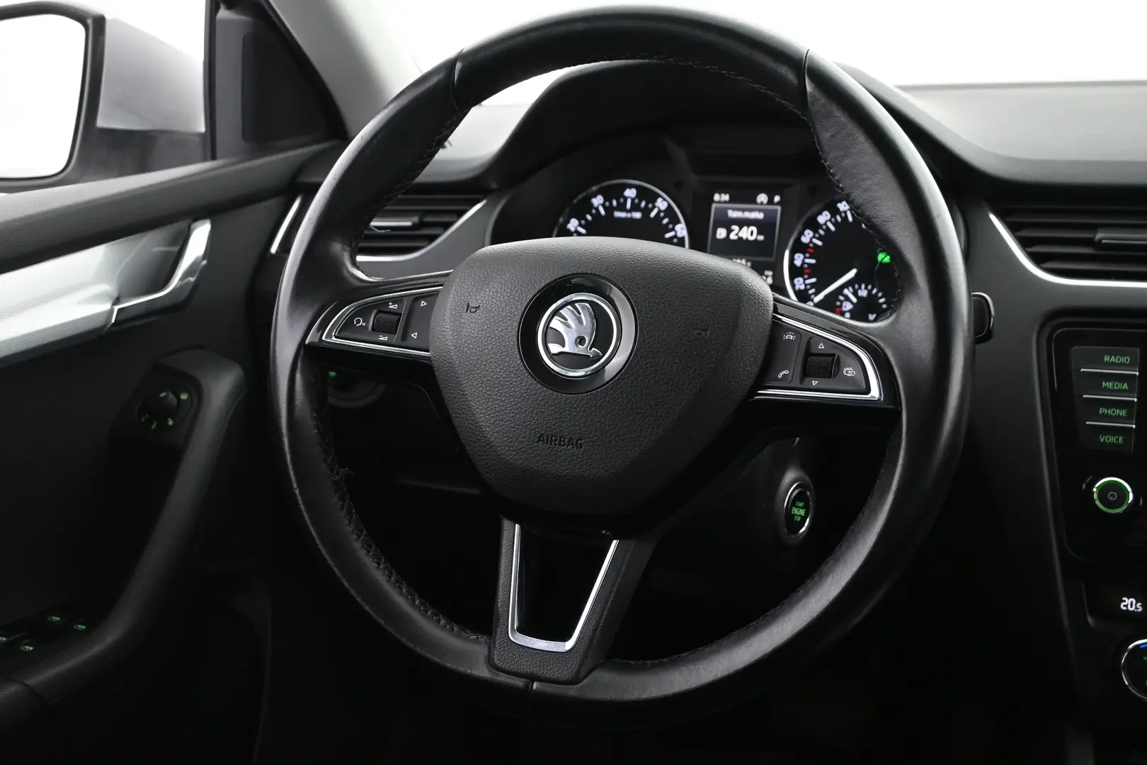 Car Image - 60JczBX9tAaHXWvP8947G3