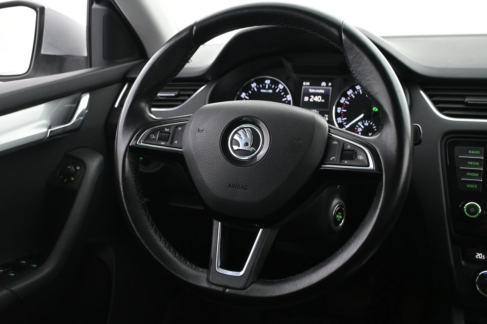 Car Image - 60JczBX9tAaHXWvP8947G3