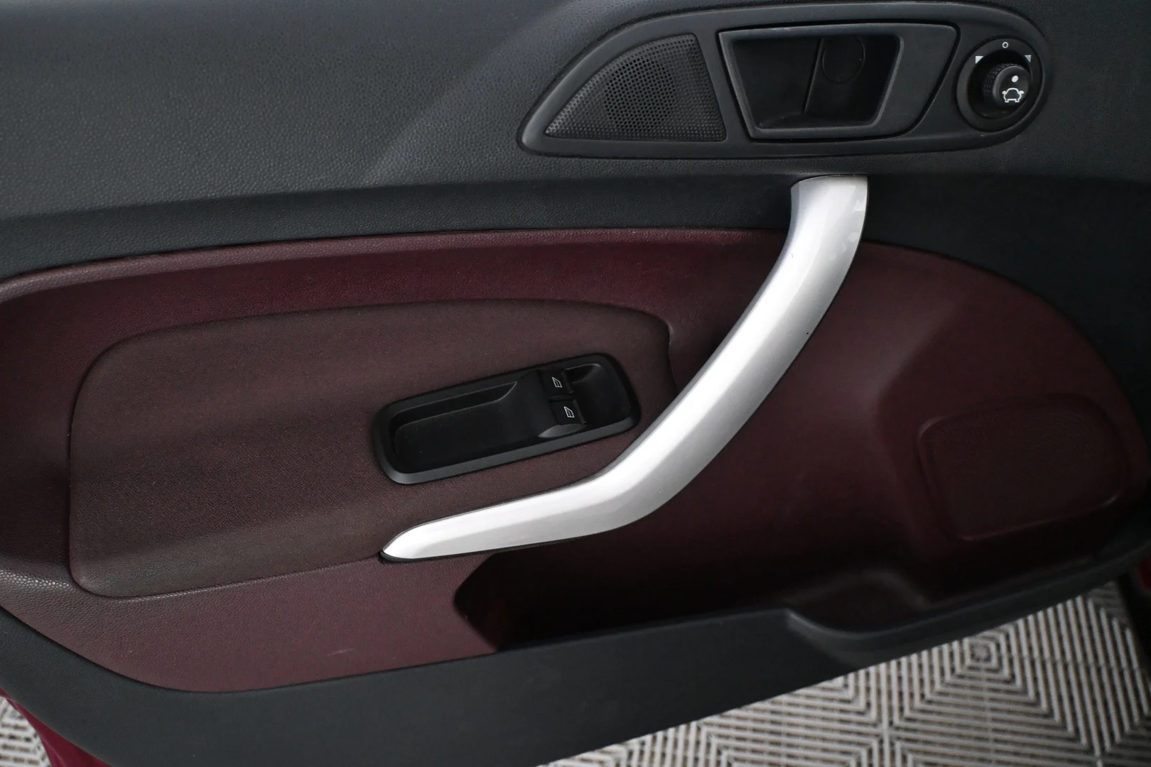 Car Image - 6J61LkNJs3Jkl2nFPBn3qa