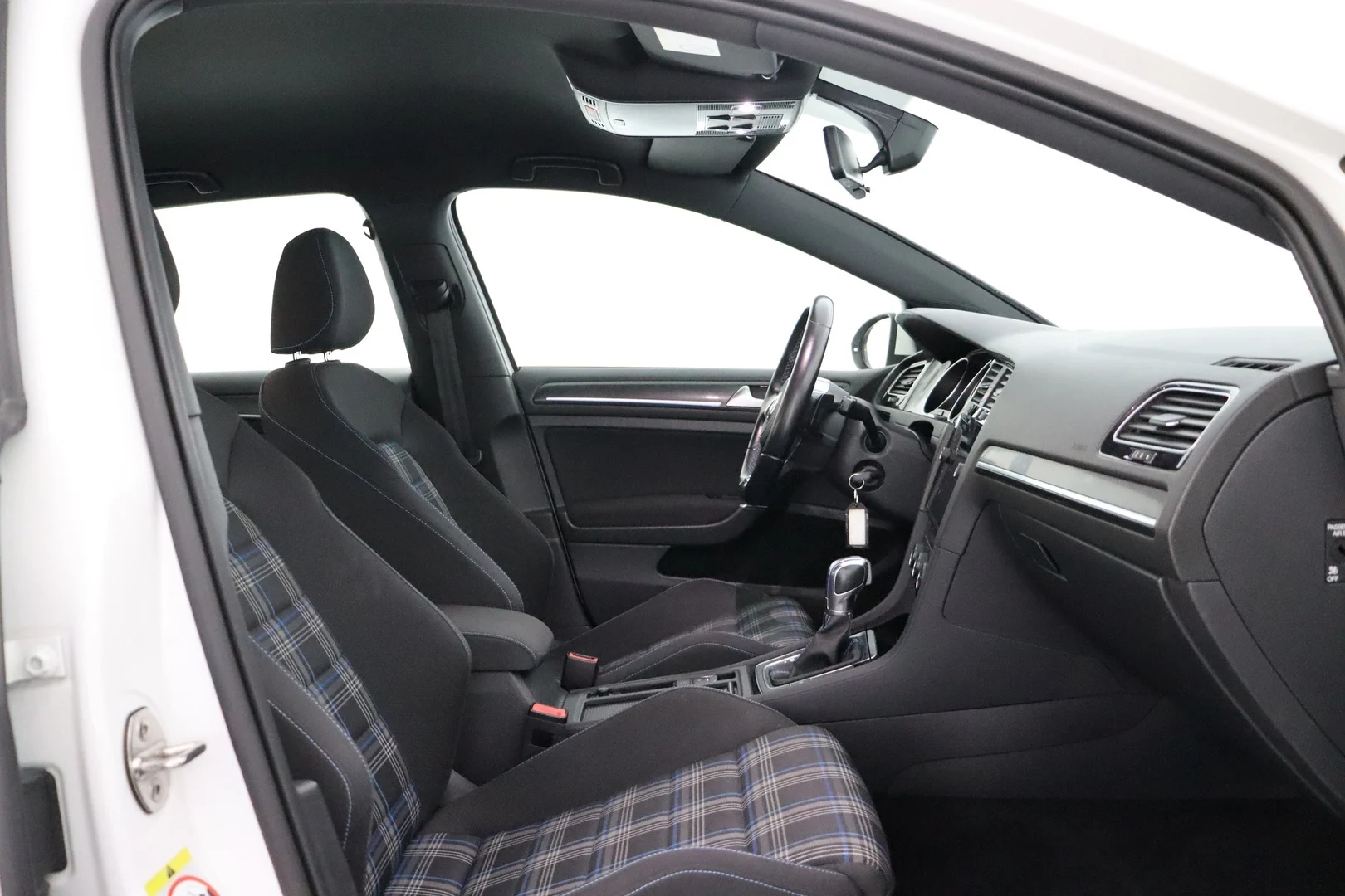 Car Image - 4e4UaYL4jshTNr1XrJJEBa