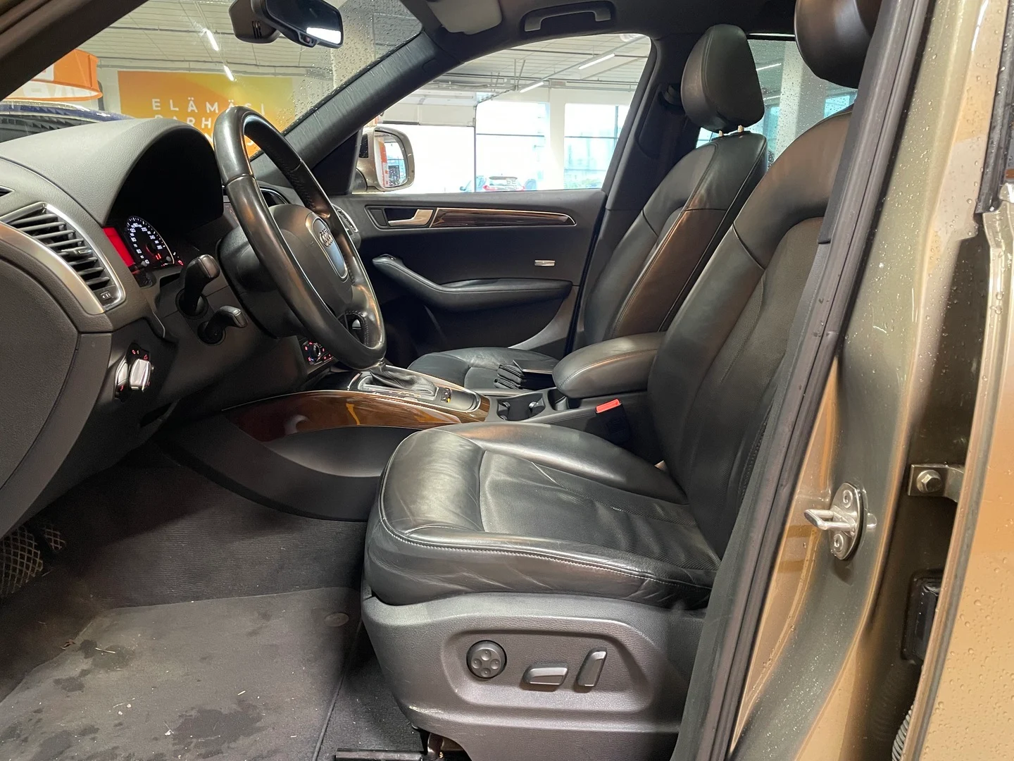 Car Image - 4Tw3ChZzWaeVpcxyAApOm3