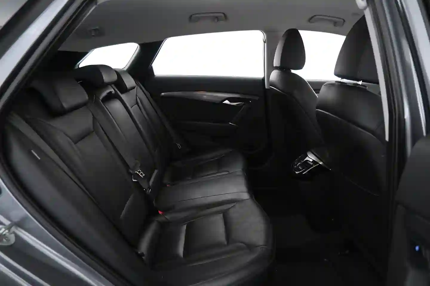 Car Image - 67lDgxFYsF8c4OdE6o2lP5