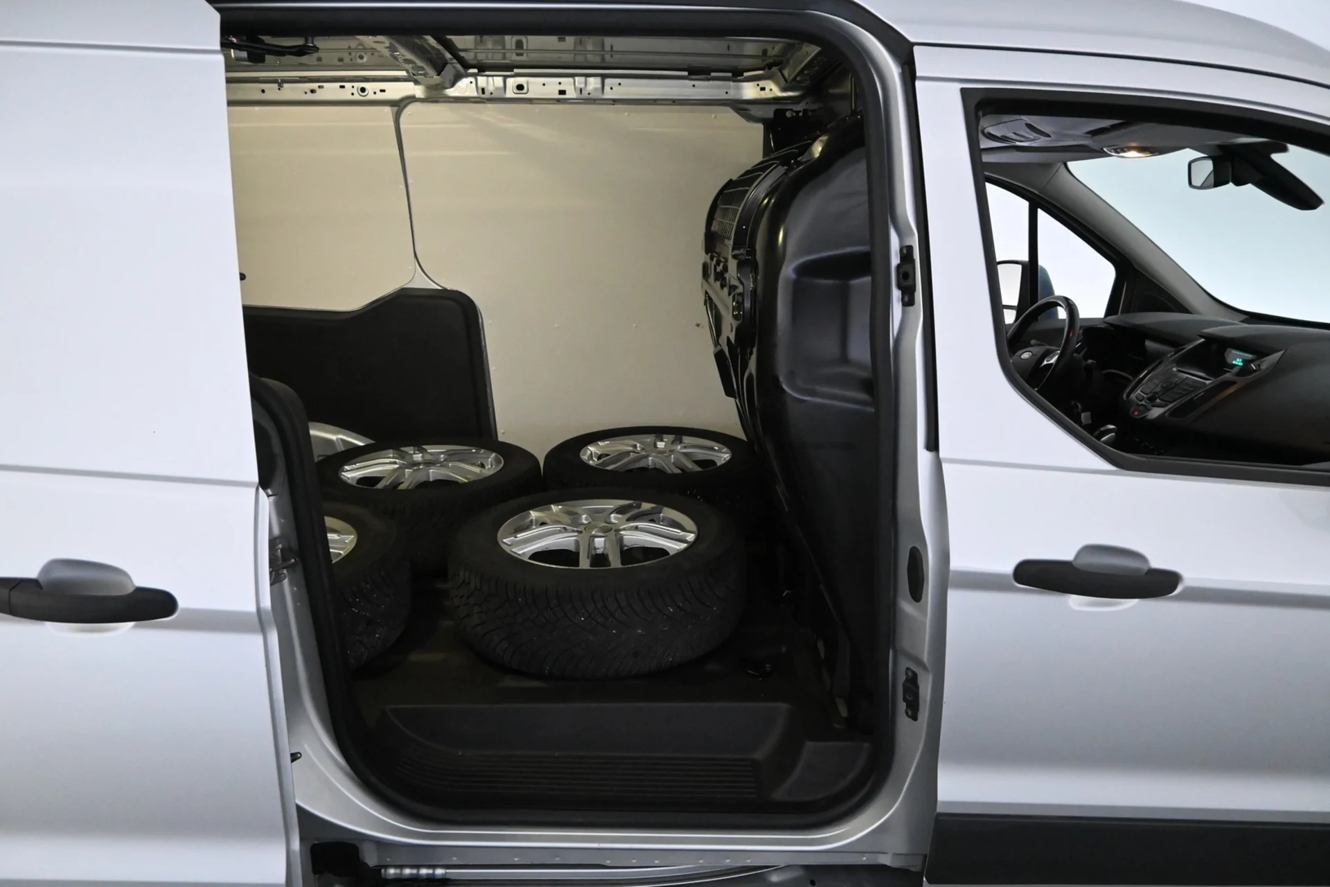 Car Image - x4MdXSkkFNh1zgKCjJp1a