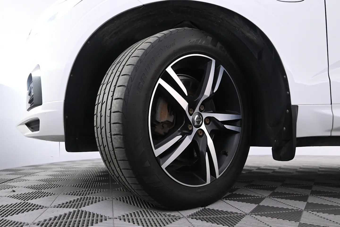 Car Image - 2yzWV51XqvpmKeDQhAbJEq