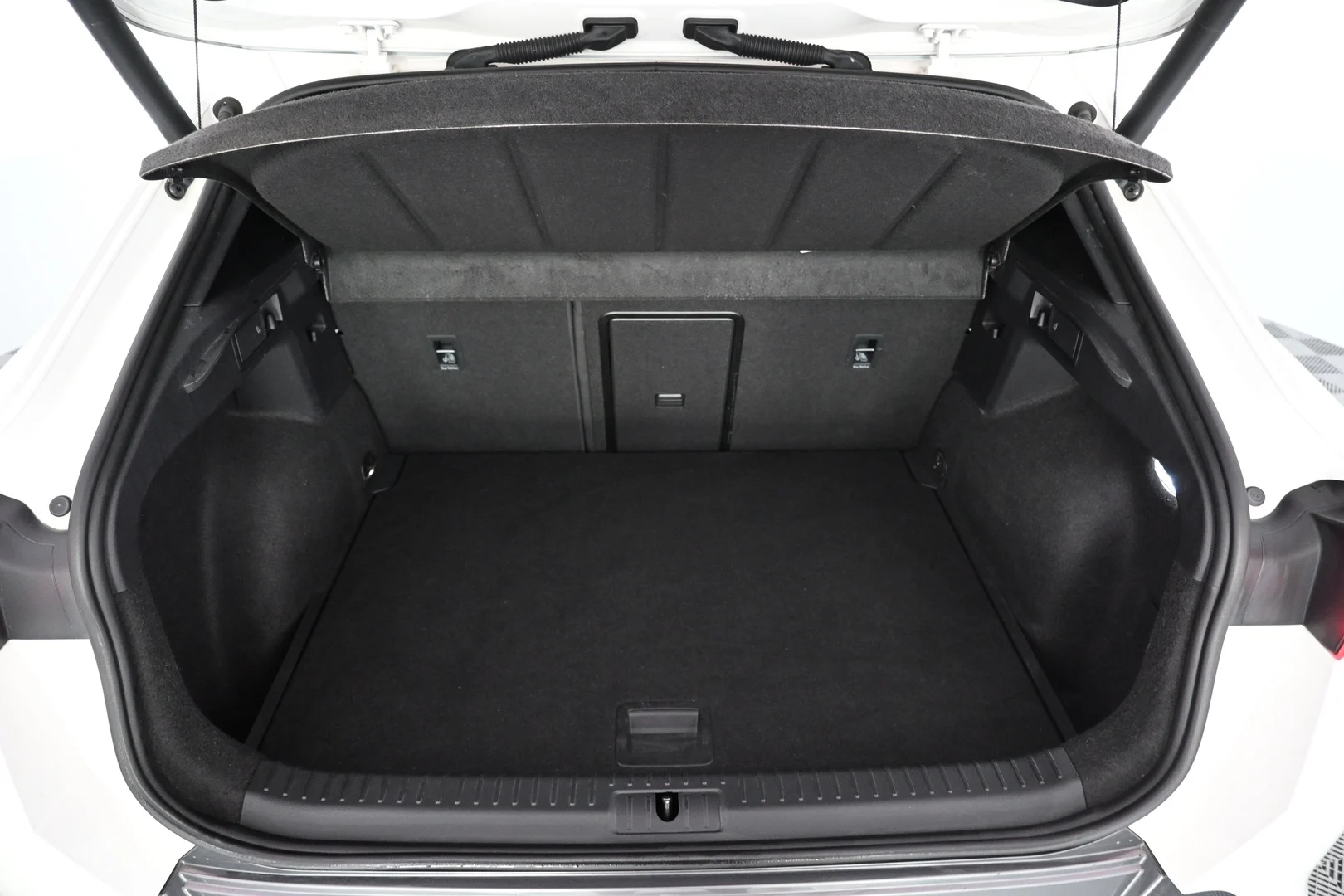 Car Image - R9vmEf8nF30Qezmnn54Q3