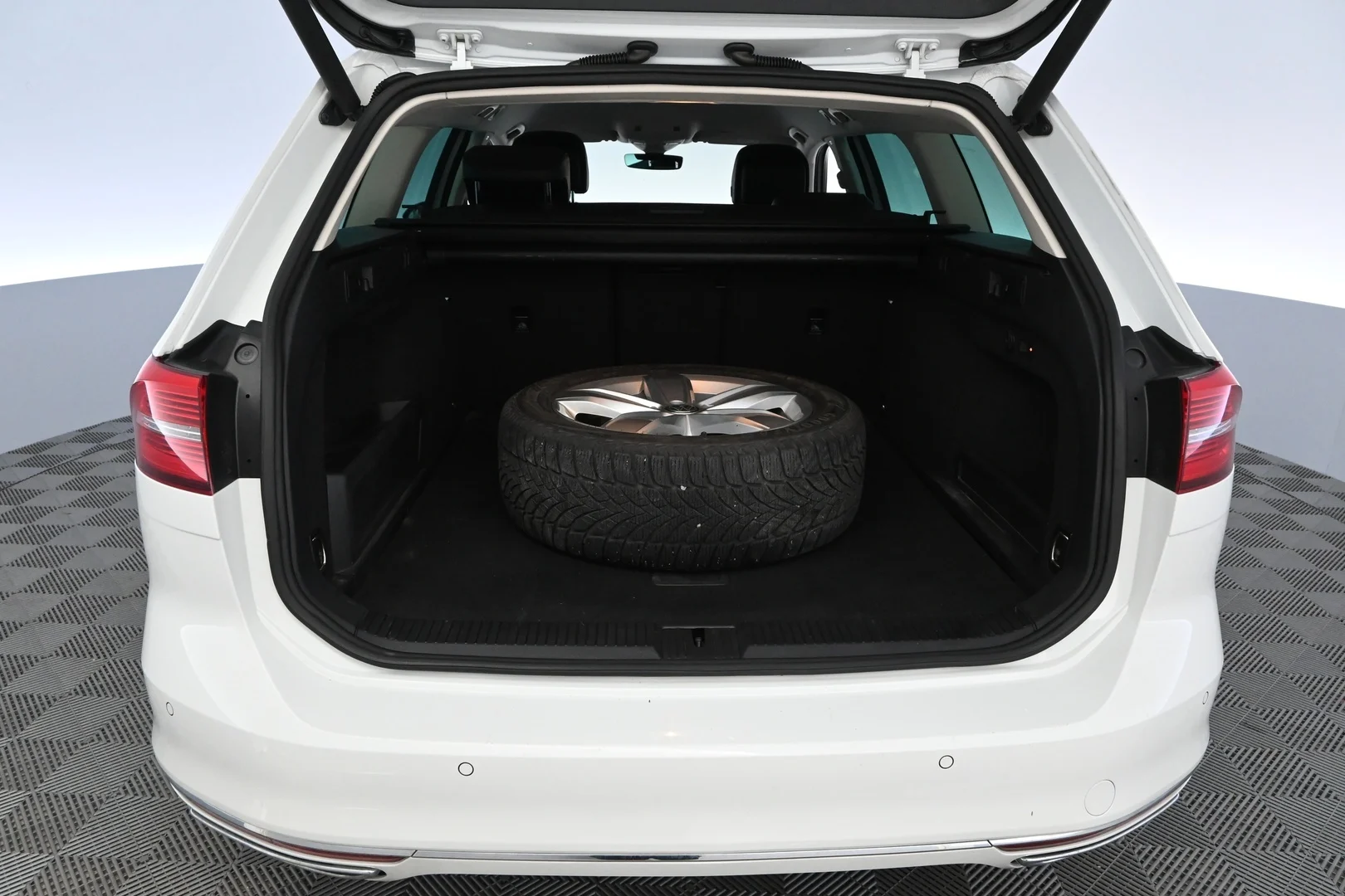Car Image - d9s6pZVGxfeuZ2QMS6pR0