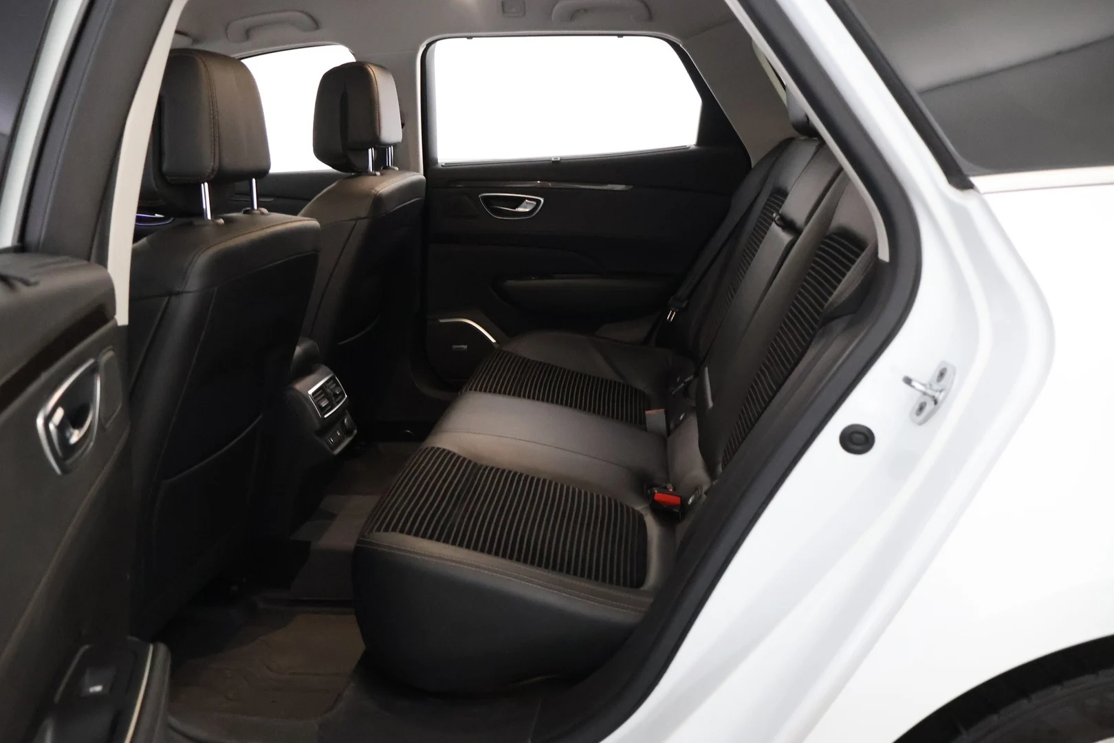 Car Image - 4xSuO3x3NslZ2GvHflZbQe