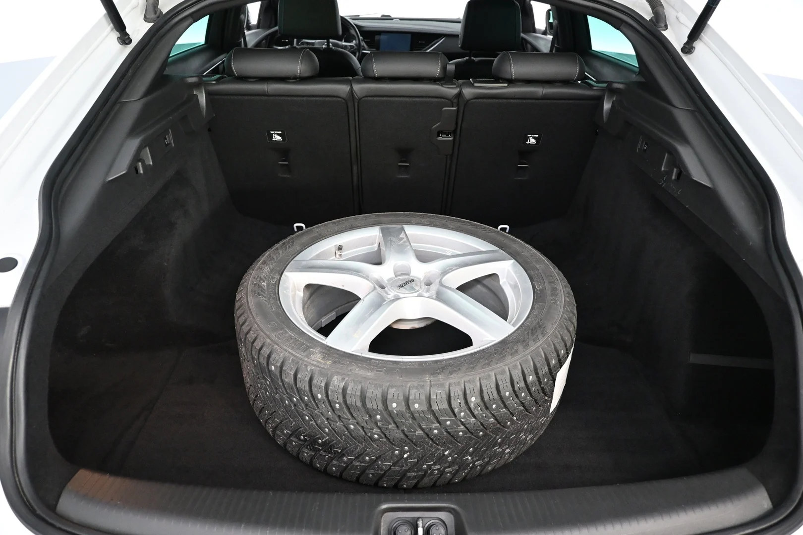 Car Image - 6dk0MuAzFNFlMV9CZBypjh