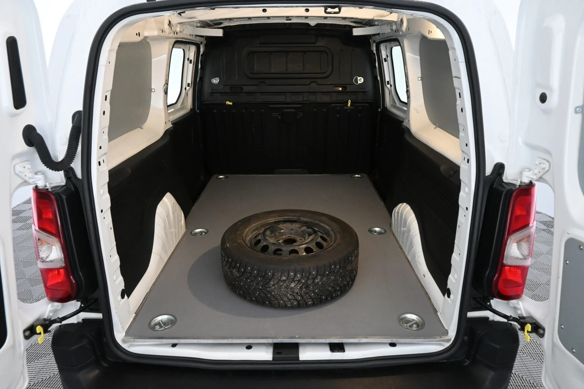 Car Image - zl5Cxtgs1cF4gSU2IgR6r