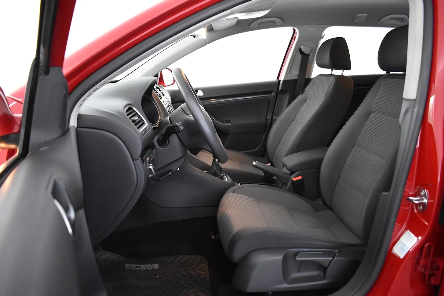 Car Image - 5M6FamZ0mP2iJkxN7WBYEb
