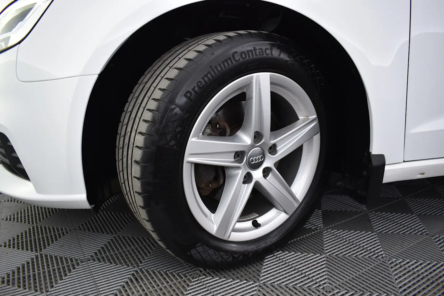Car Image - 3UxOW2RicncyZbS9XYZtTL