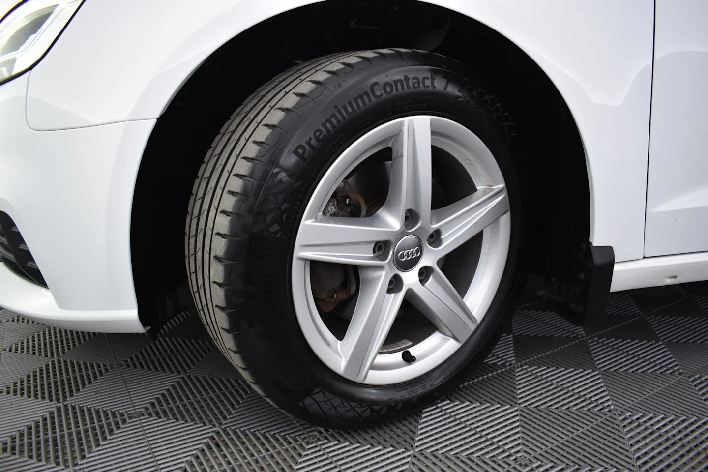 Car Image - 3UxOW2RicncyZbS9XYZtTL