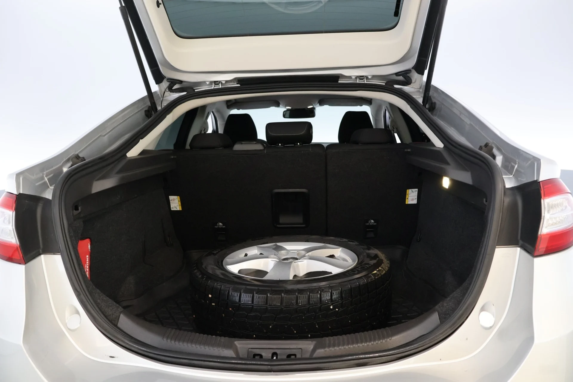Car Image - 5VjyBknPQDnhwYeOqzQ6xf