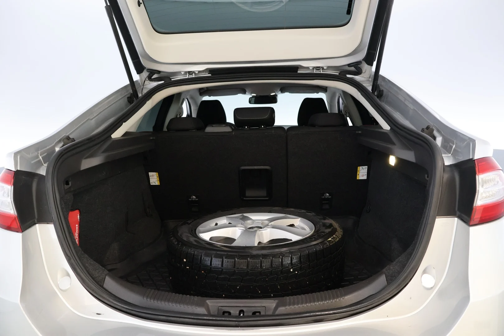Car Image - 5VjyBknPQDnhwYeOqzQ6xf