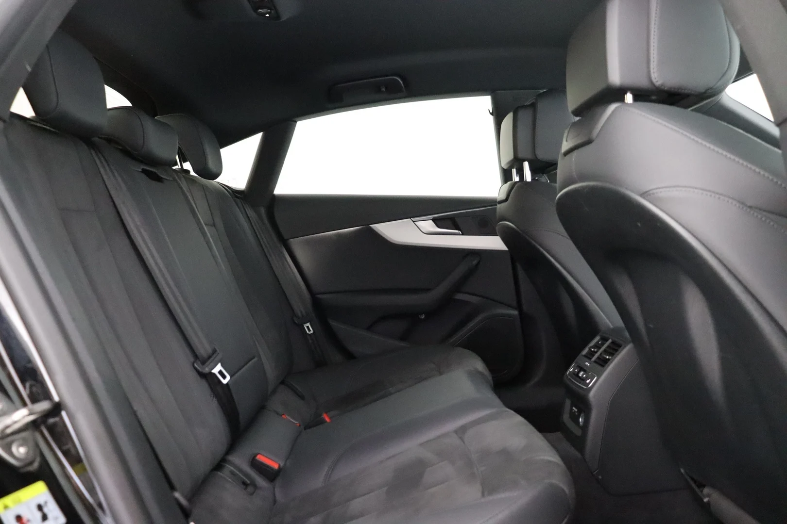 Car Image - 4ZJl3gDV129EArobzzognH