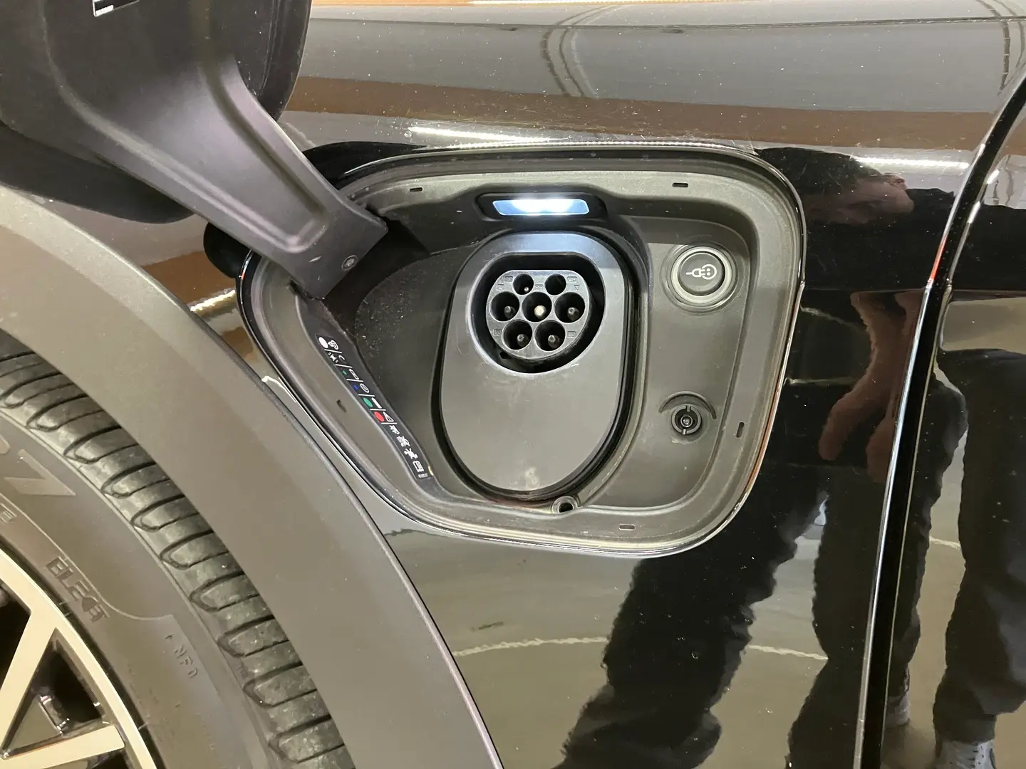 Car Image - BnGla9znFvewAZFFSoJXd