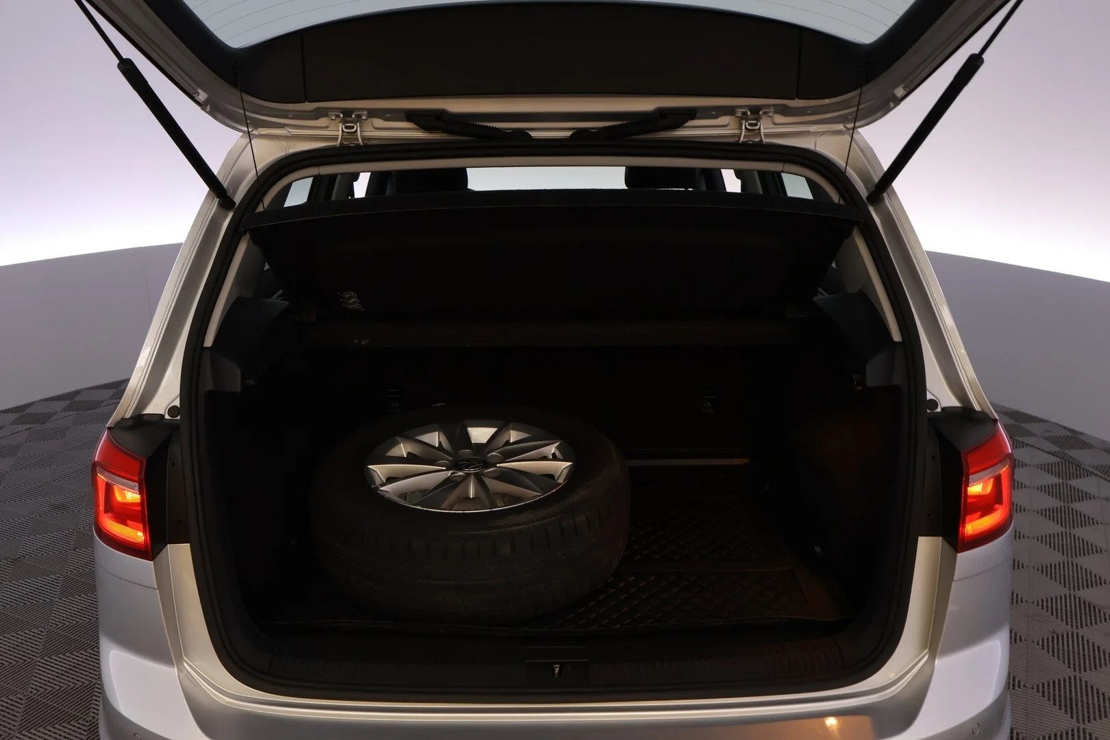 Car Image - 3ExxM1KSEDLN2M9bg60lHl