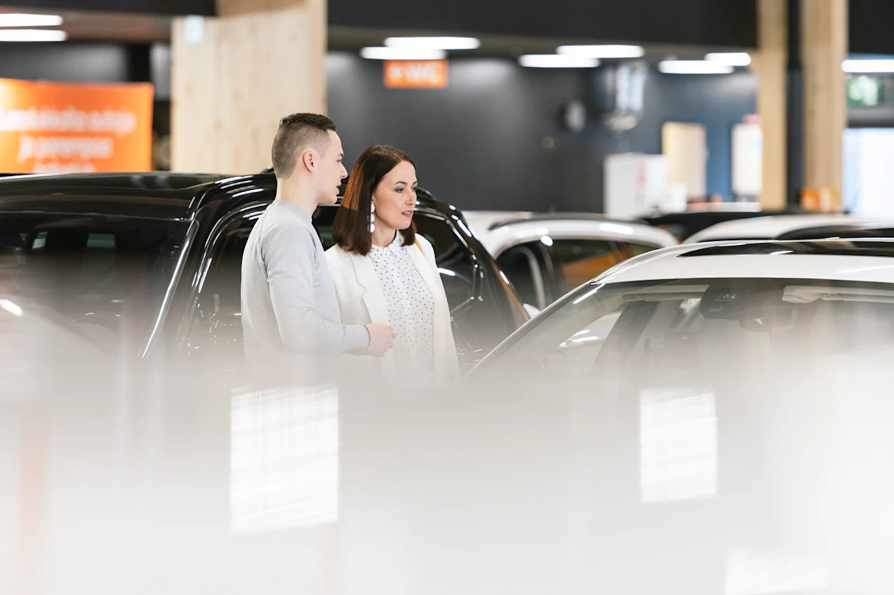 Sakan työntekijä näyttää autoa asiakkaalle