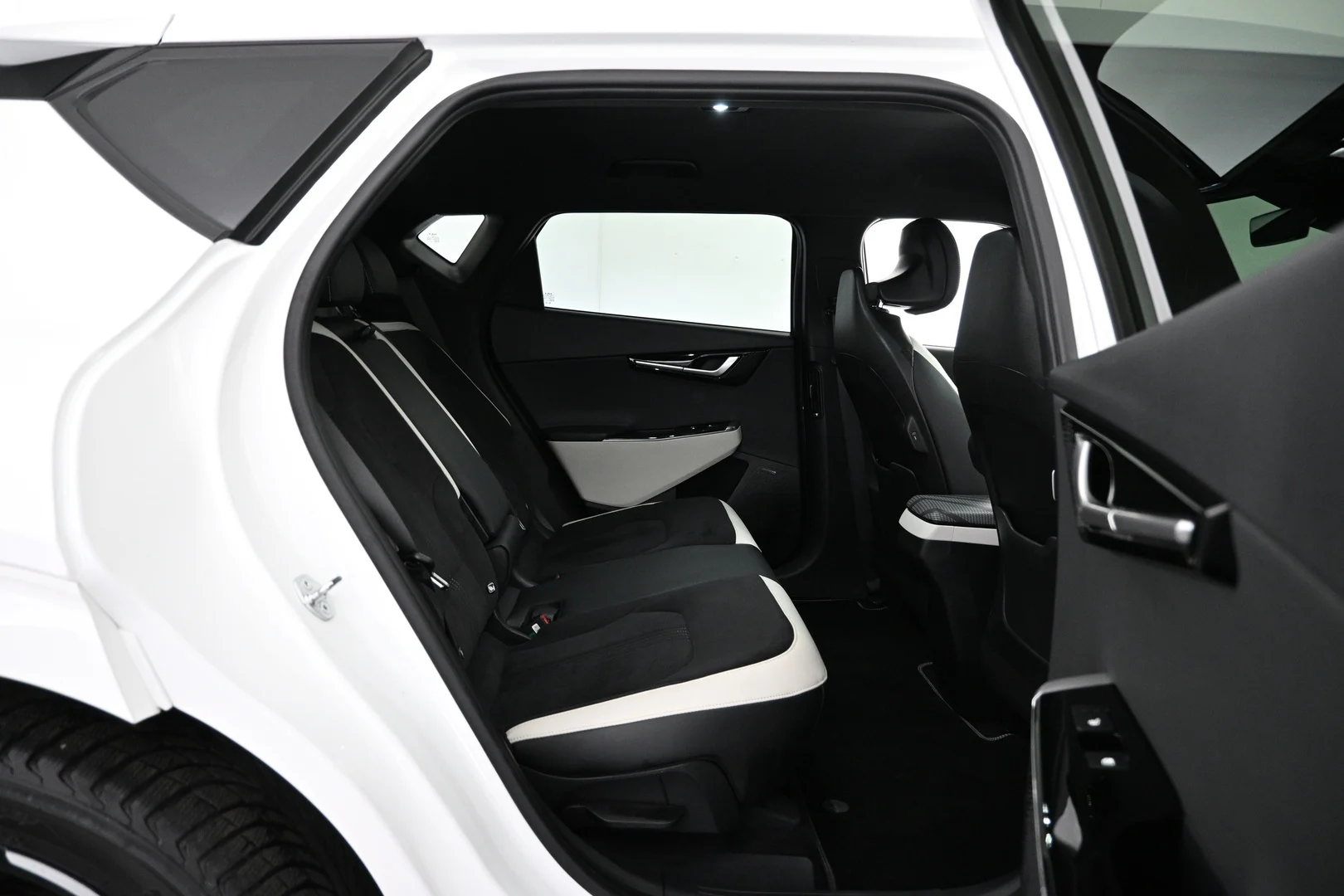 Car Image - 3JQWtrlmBI3xQQ3H2QFhEv