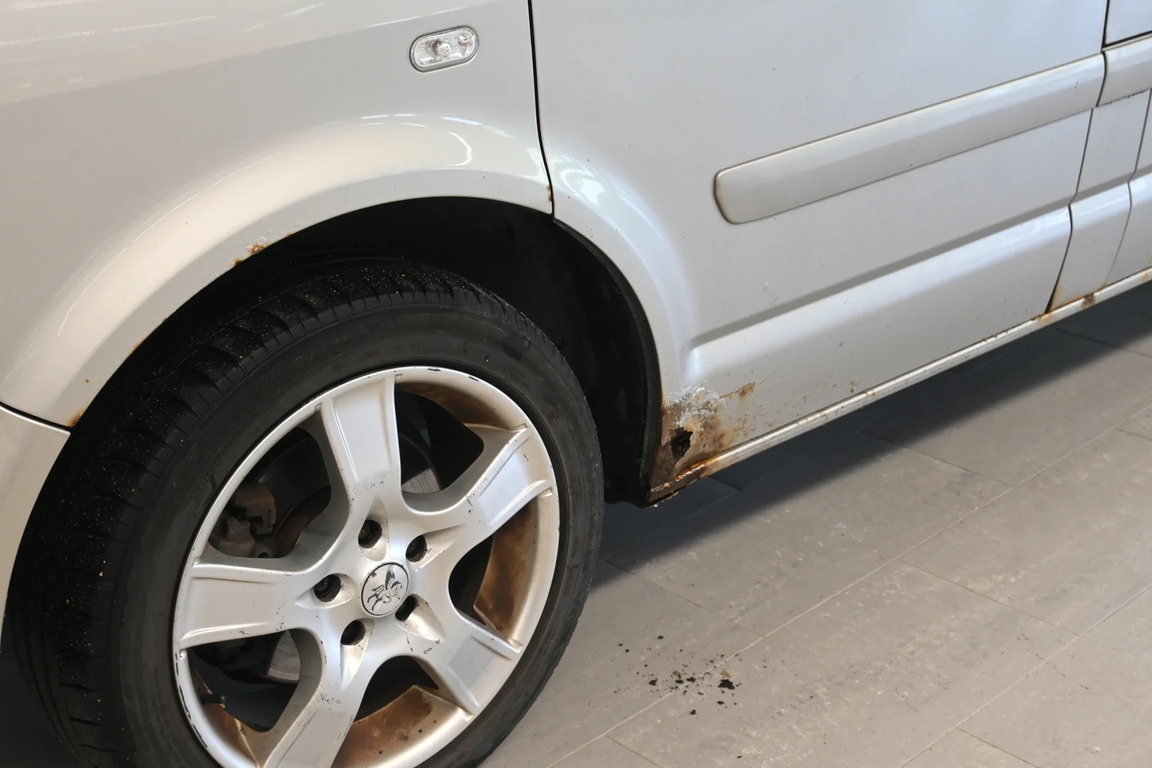 Car Image - 7LkwnFZUt6aSvB44ZIvJX5