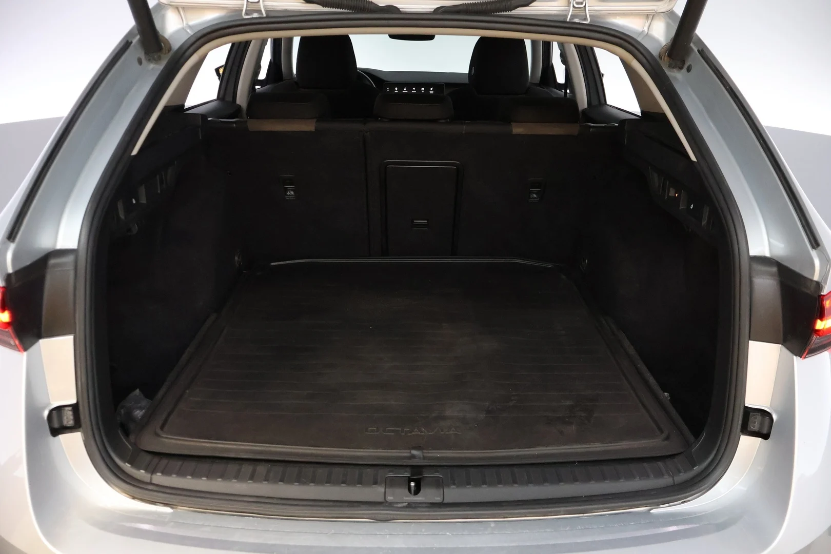 Car Image - 19HDFBrj9eC9xXVaMcmOKR