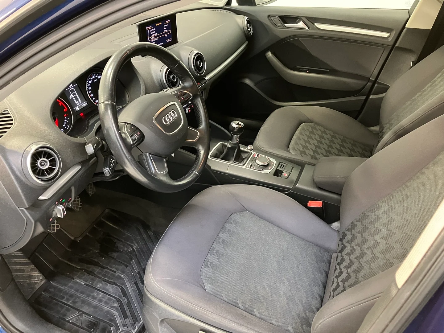 Car Image - 720KB3w1iAq0h76lFIjUhG