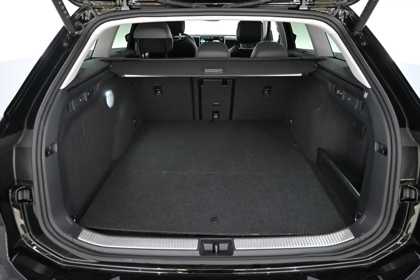 Car Image - 3JSwX9fuPMHkVqxc0EzWtD