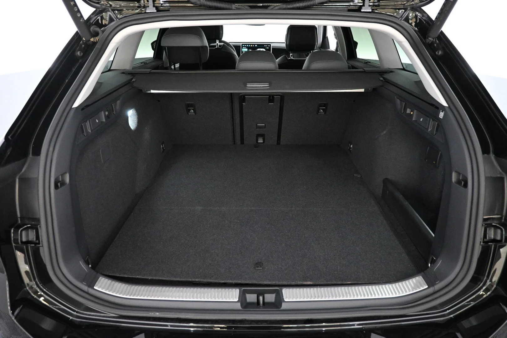 Car Image - 3JSwX9fuPMHkVqxc0EzWtD