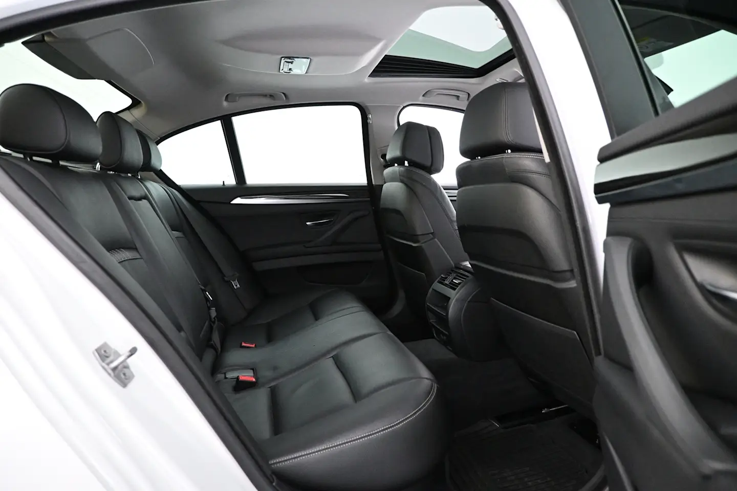 Car Image - 2xw77m5w355Yamdi1dH8NQ