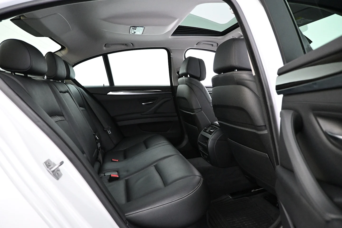 Car Image - 2xw77m5w355Yamdi1dH8NQ