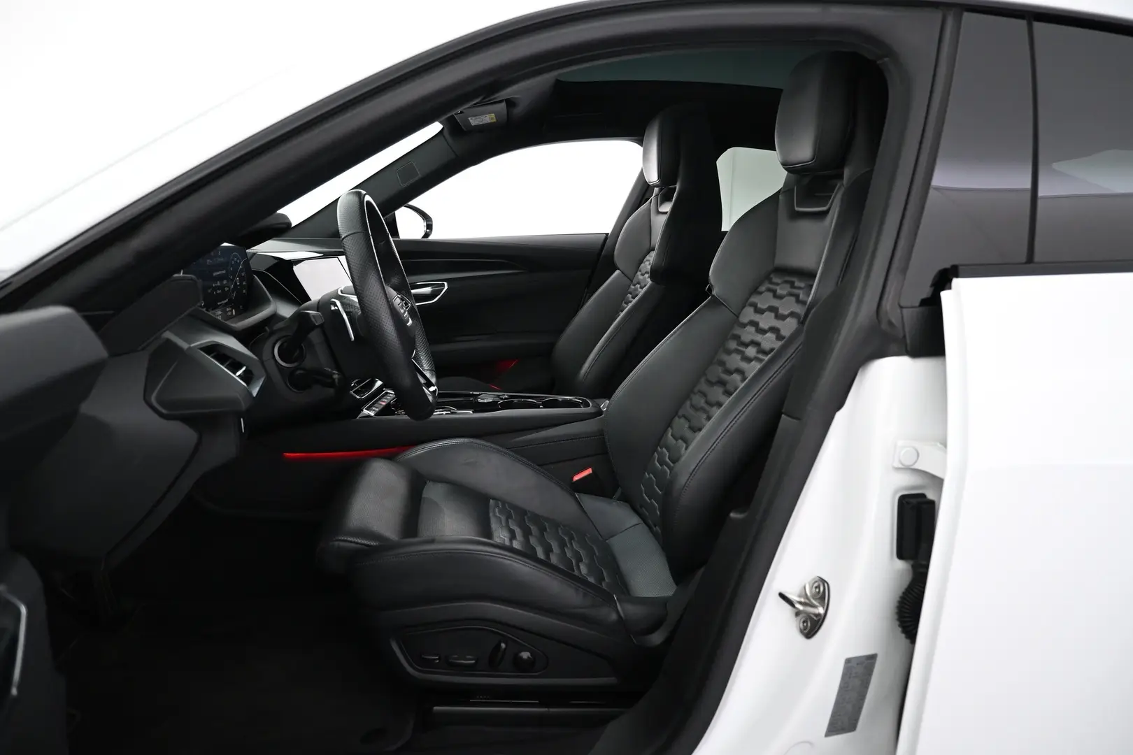 Car Image - 1dnZDa7Gf26mg8YeYR7d3u