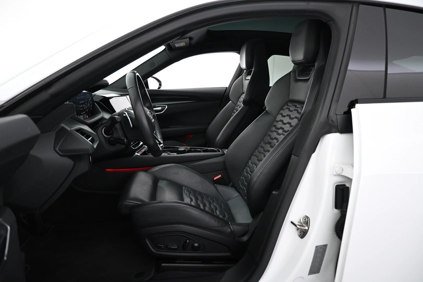Car Image - 1dnZDa7Gf26mg8YeYR7d3u