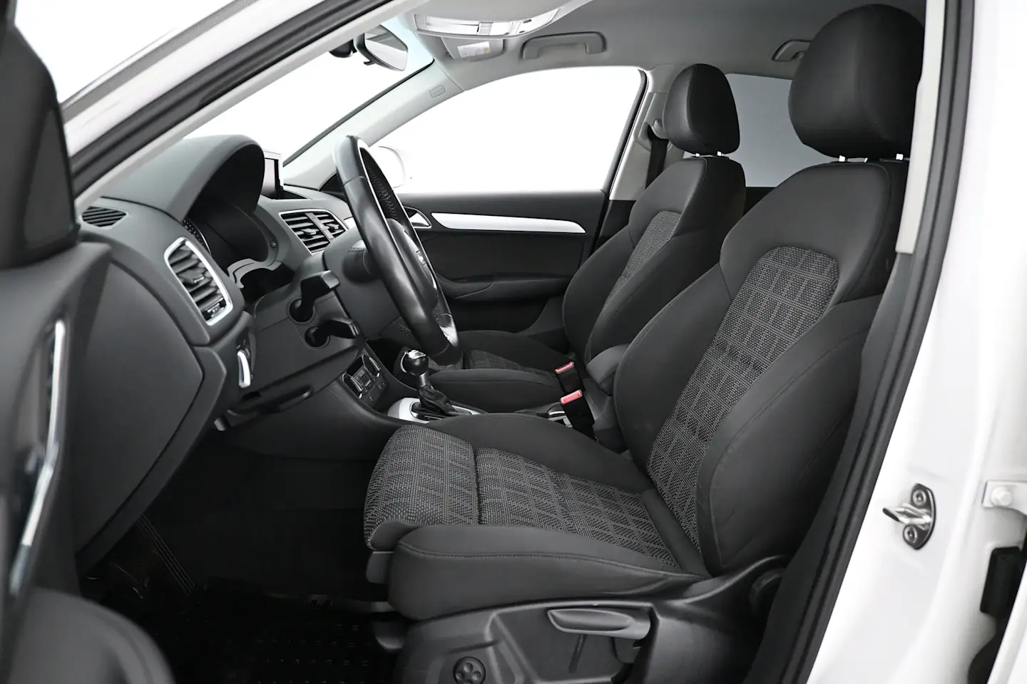 Car Image - 742MCYjj5w4aFsiSyAbi0t