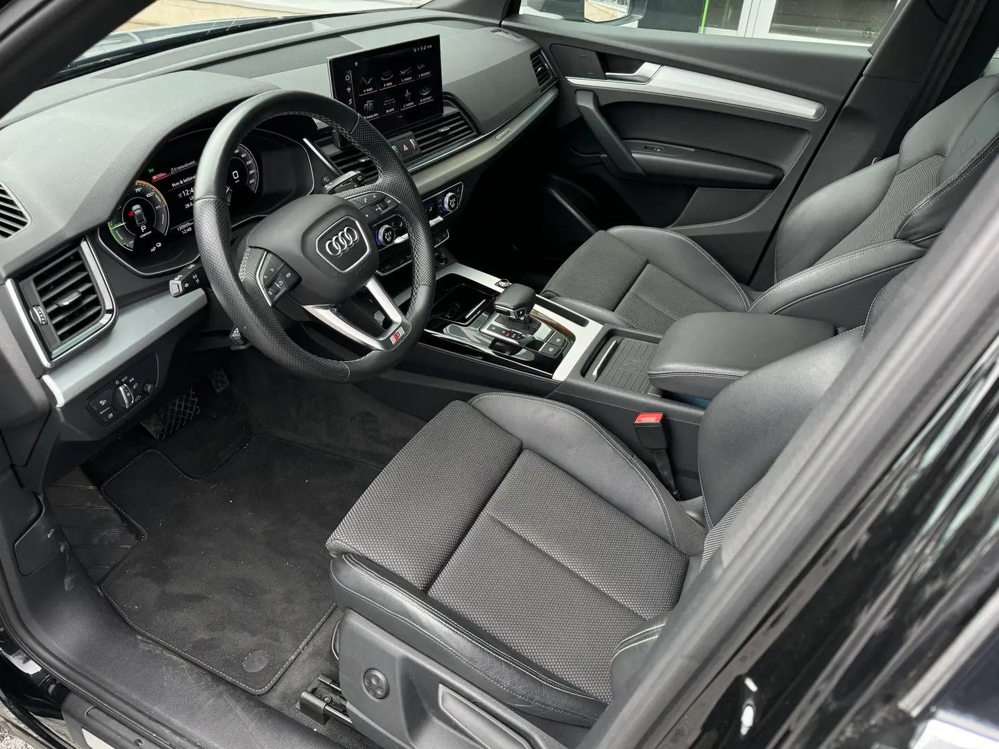 Car Image - 4LrhCw6ytbHGItGXptBhhN