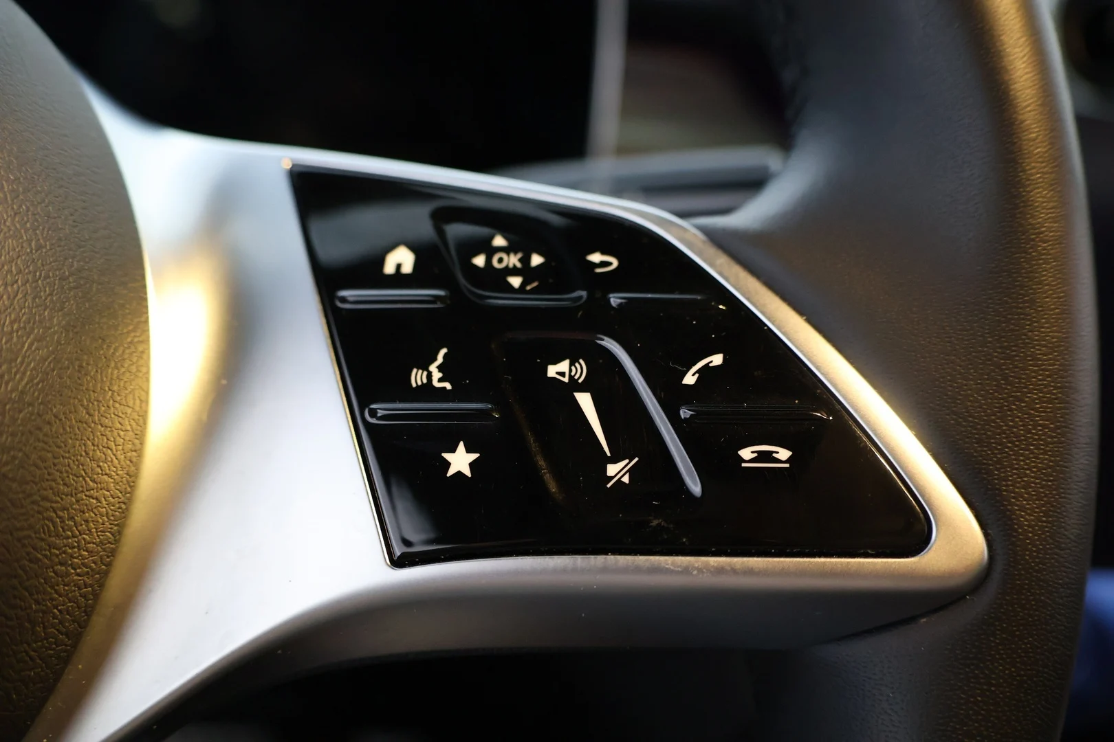 Car Image - XB5803OB68LWAvmxc8g6A
