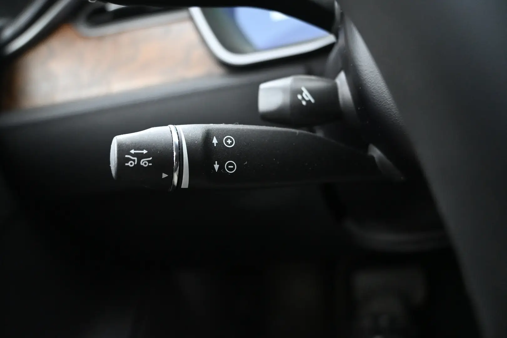 Car Image - F6kS5F6dpENu6hrT5CmWn
