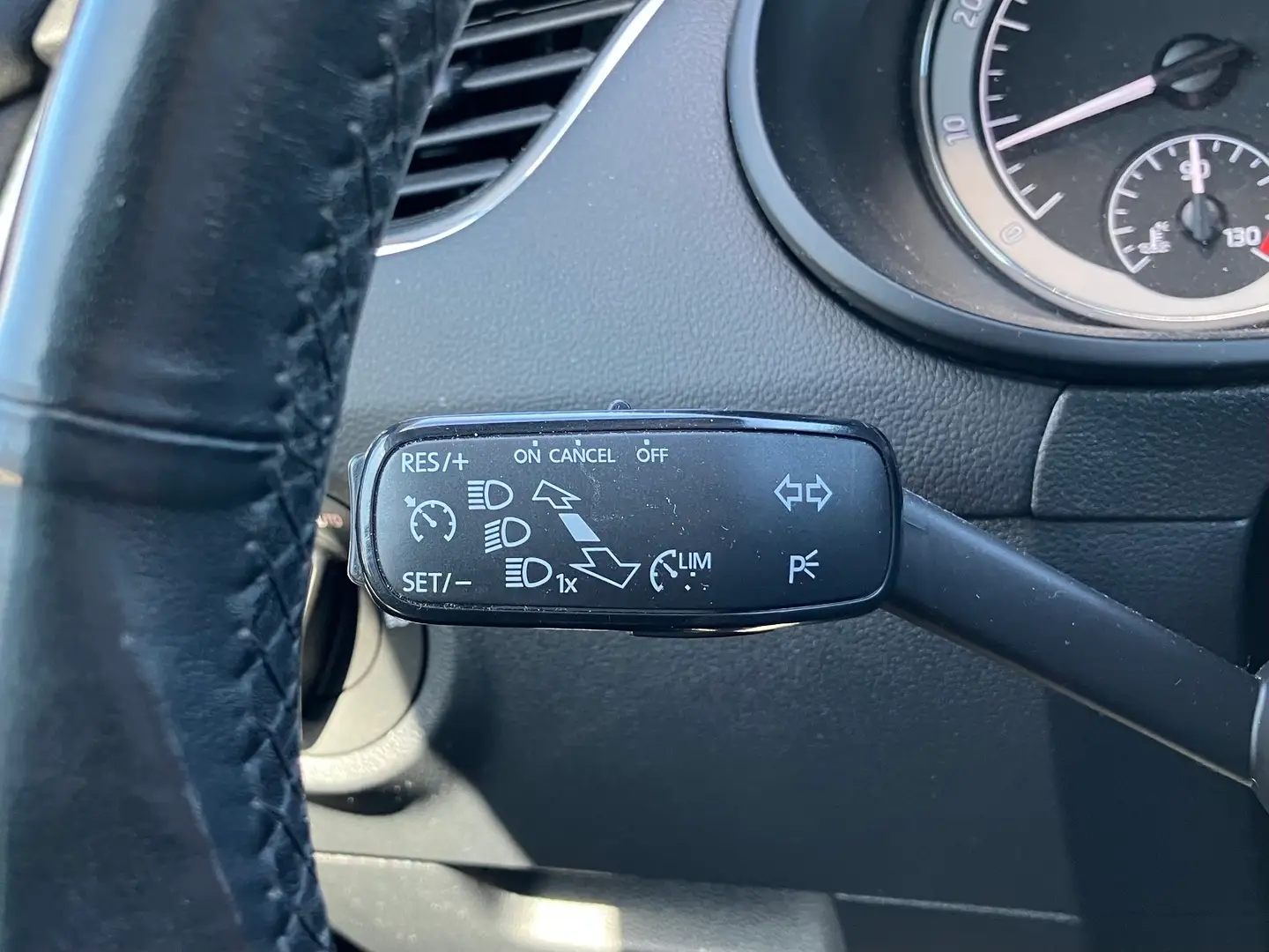 Car Image - ax1kbt9pET5mWjAp3eVt4
