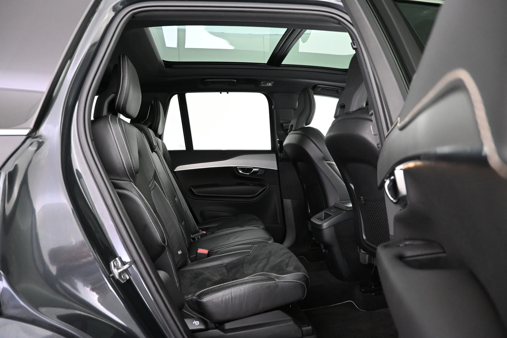 Car Image - OA0GS9tcnkzoU4BYm9eBL