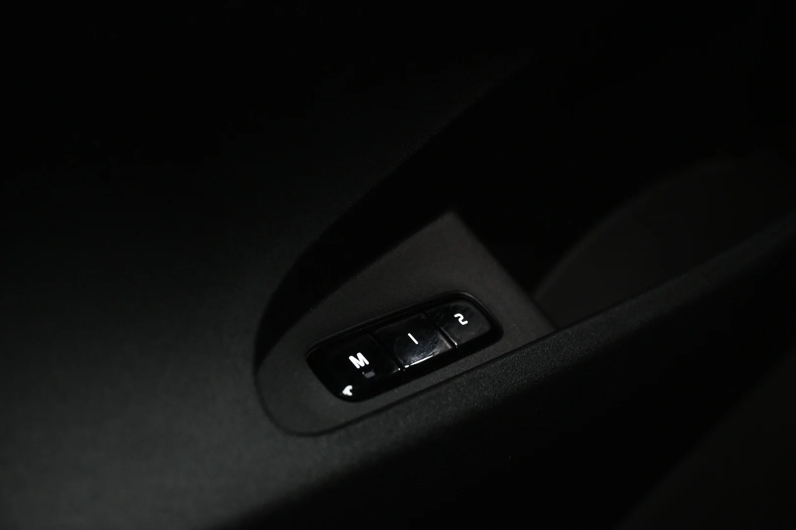 Car Image - WCKyEU7Kmb12rhhoJezgB