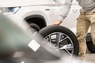 Opi tunnistamaan kuluneet renkaat helposti. Vältä ongelmat ajossa tarkistamalla renkaasi ajoissa. Lue vinkit turvallisuuteen!