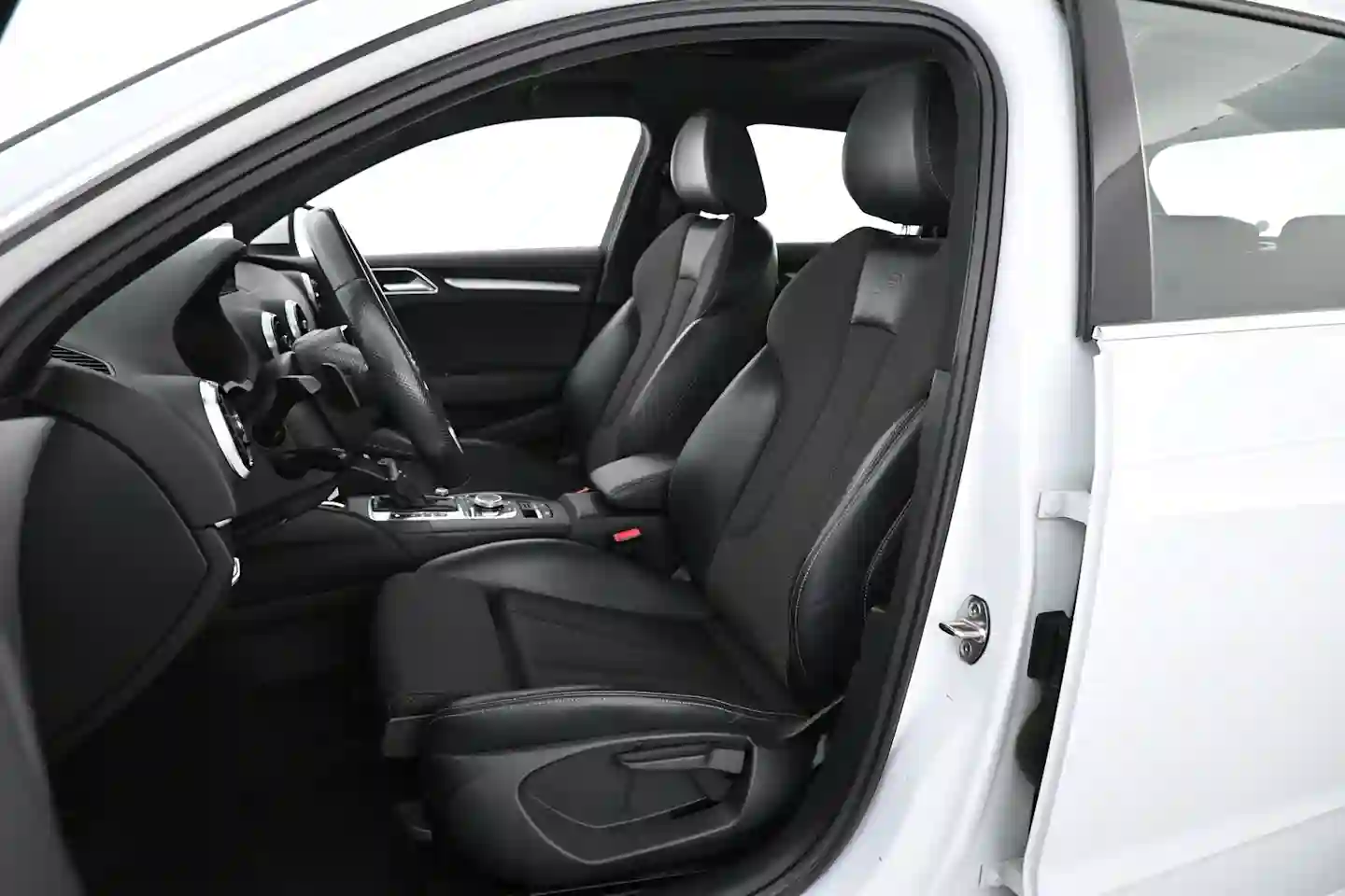 Car Image - Dhq3VjHE156xrsckq7XfK