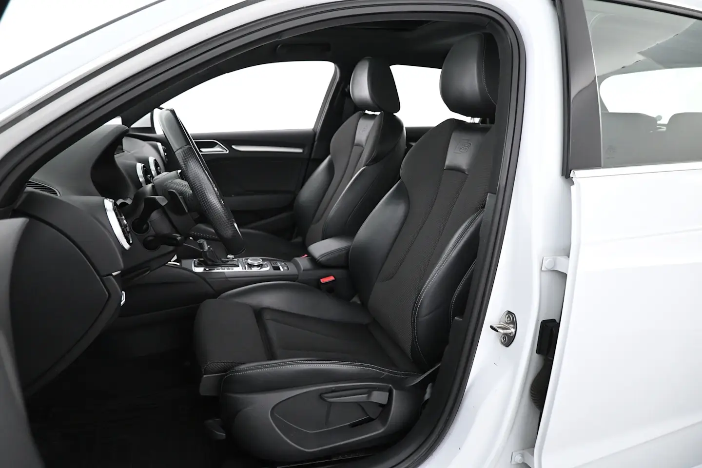 Car Image - Dhq3VjHE156xrsckq7XfK