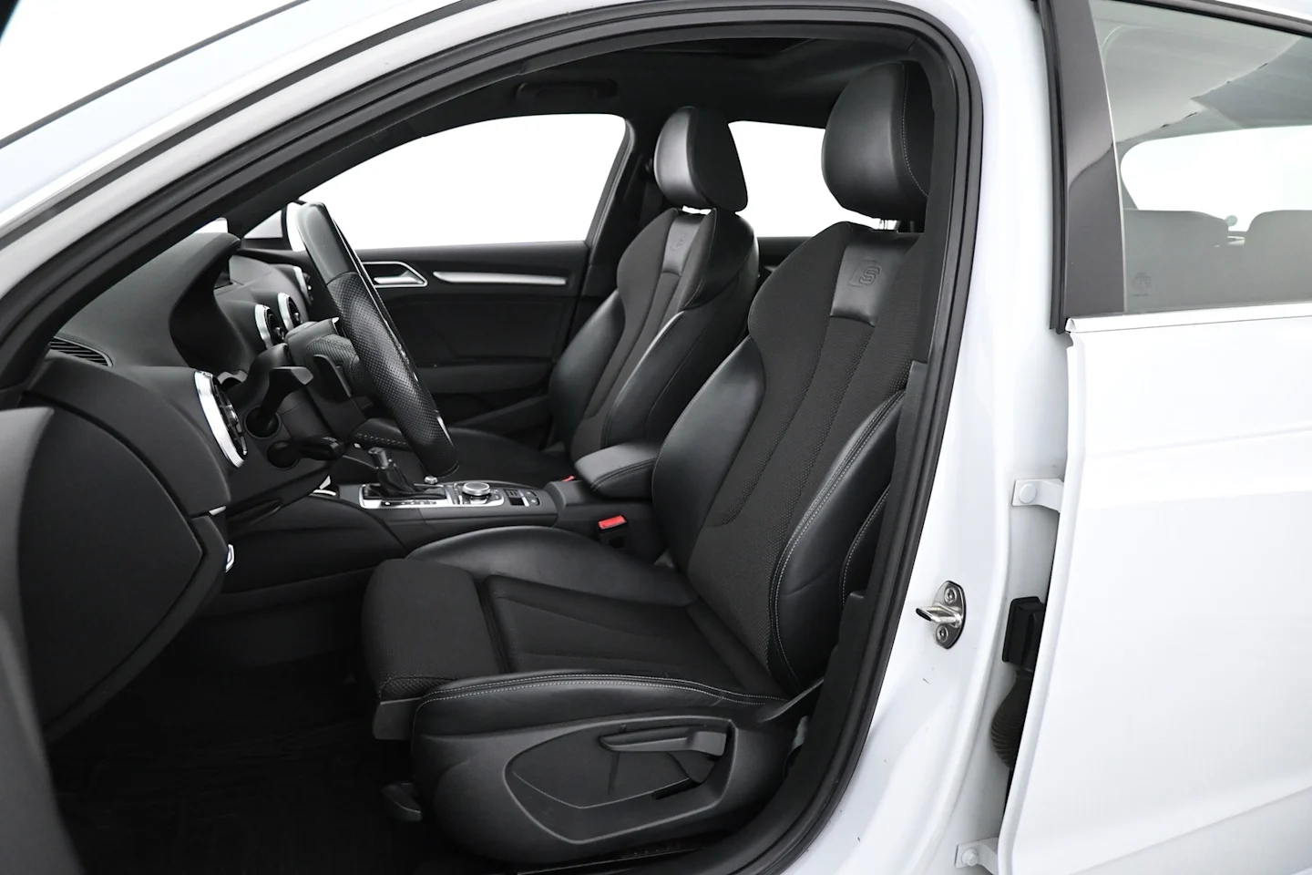 Car Image - Dhq3VjHE156xrsckq7XfK