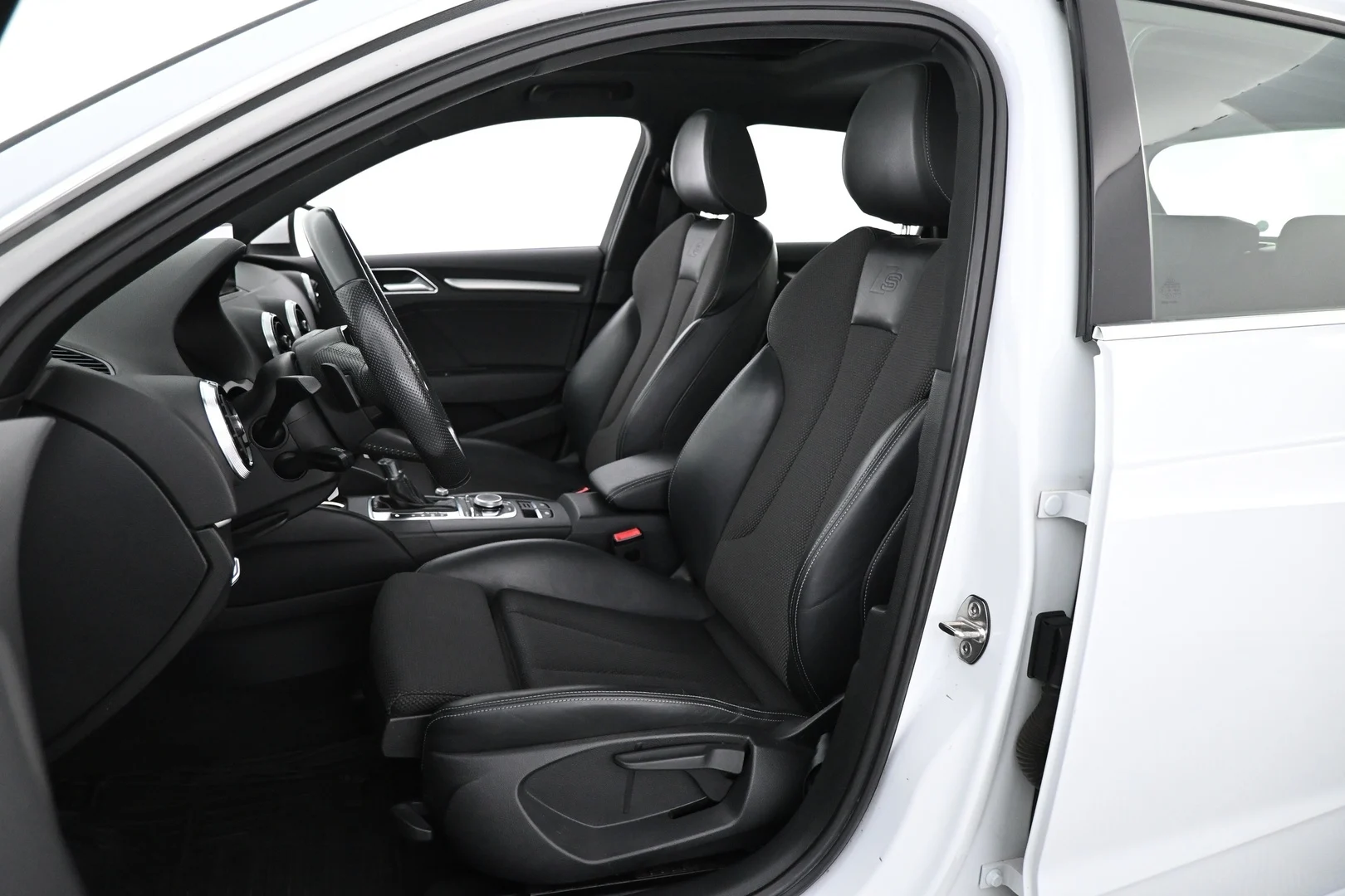 Car Image - Dhq3VjHE156xrsckq7XfK
