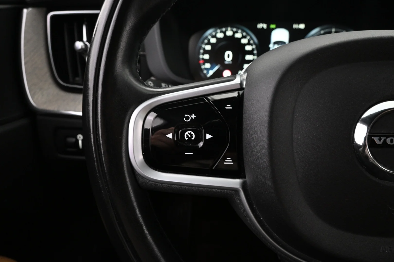 Car Image - 6n7DbnnDnJ0HikuwGhZUDe